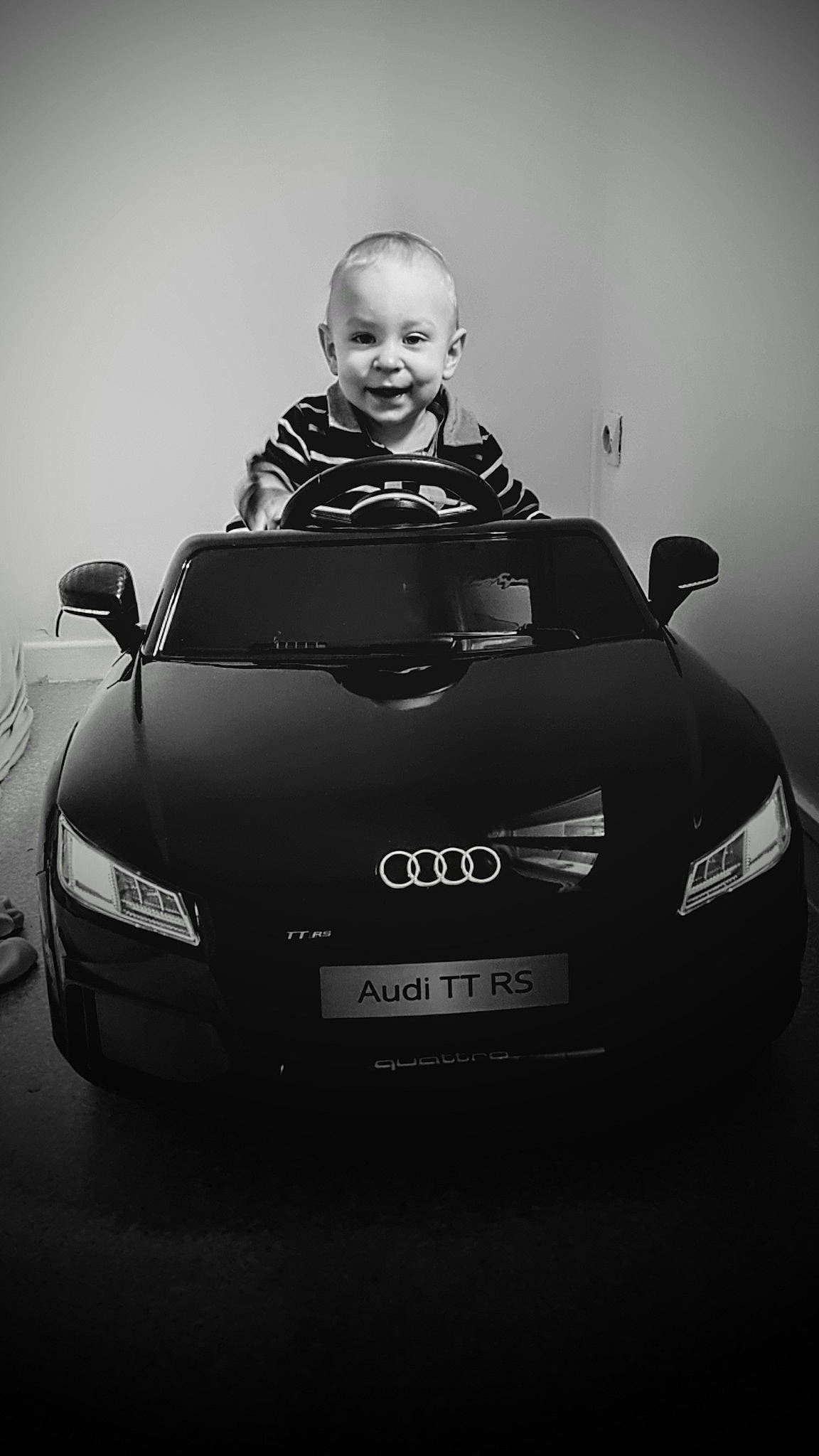 Swan participe au concours pour gagner de l'argent avec cette photo : automotive_design, automotive_exterior, automotive_lighting, automotive_tire, bumper, car, fender, flash_photography, grey, grille, headlamp, hood, motor_vehicle, person, personal_luxury_car, rim, rolling, smile, style, vehicle