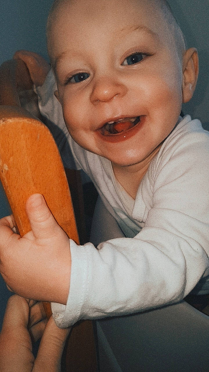 Swan participe au concours pour gagner de l'argent avec cette photo : arm, cheek, chin, eye, eyebrow, facial_expression, finger, gesture, hand, happy, human_body, iris, joy, lip, mouth, nose, person, skin, sleeve, smile