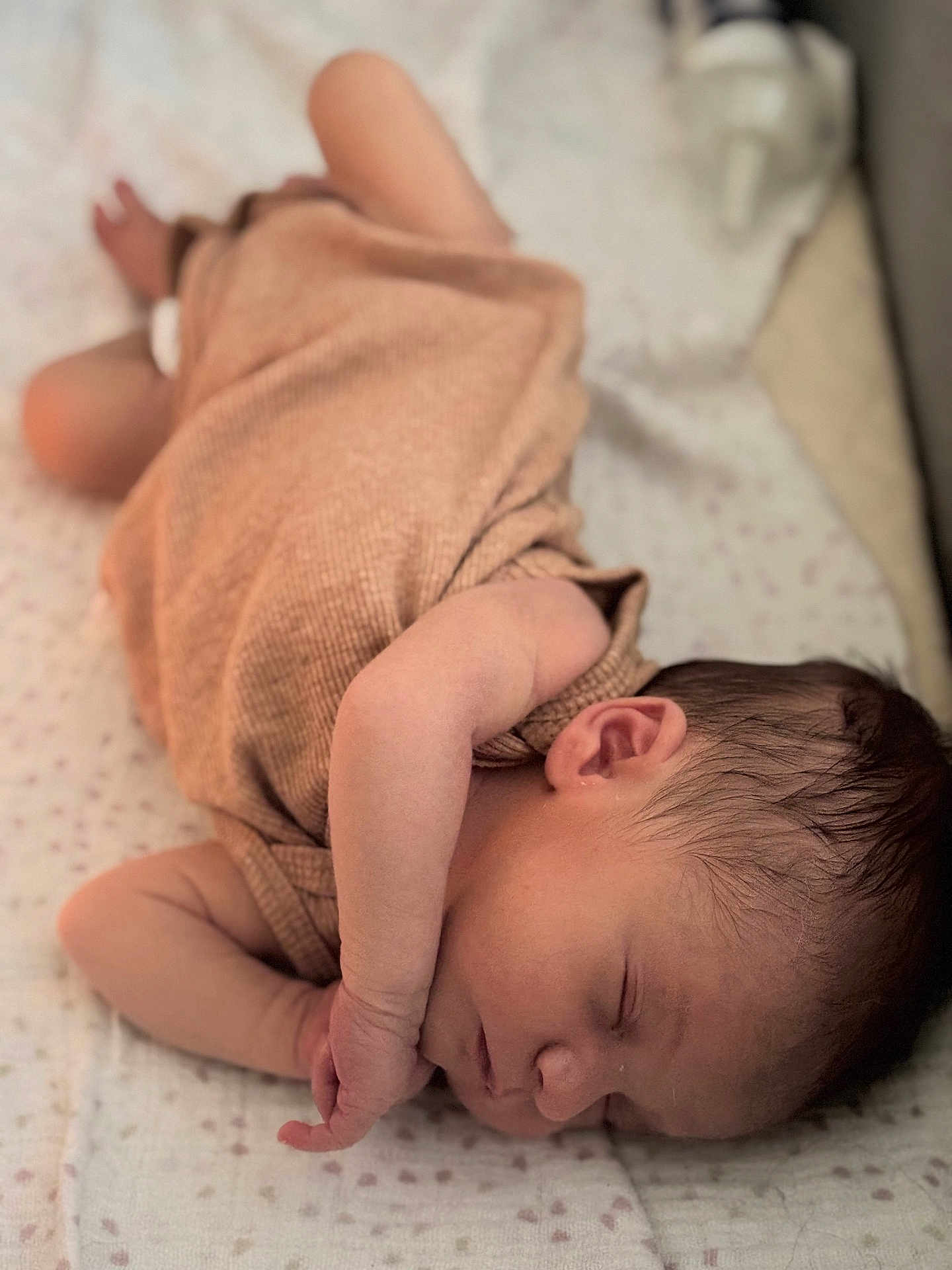 Luana a rejoint le concours — aidez-le/la à gagner de superbes lots ! newborn, baby, sleeping, infant, blanket, soft, peaceful, swaddled, closeup, skin, face, arm, hand, head, cozy, resting, indoors, cute, portrait, child