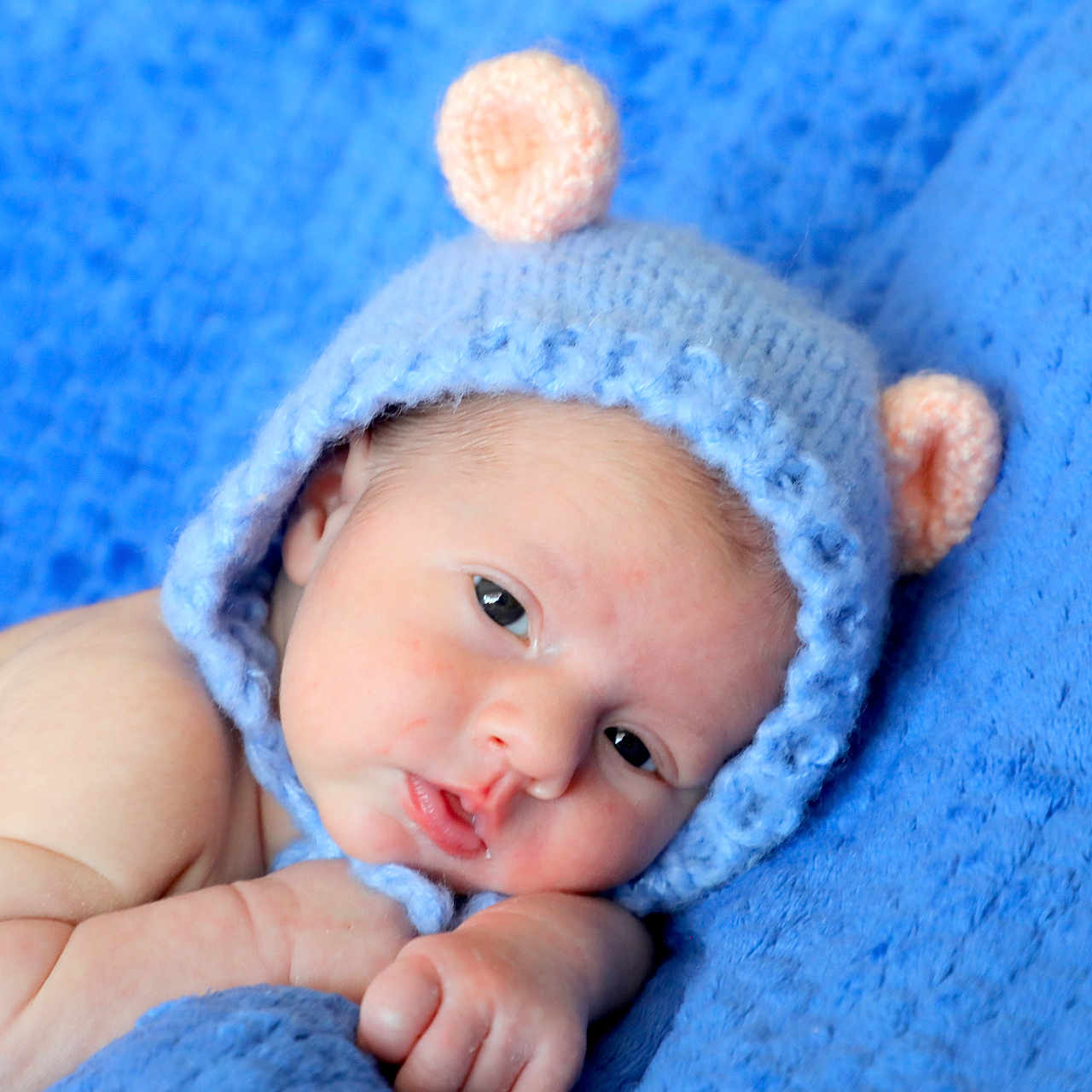 Raphaël a rejoint le concours — aidez-le/la à gagner de superbes lots ! adorable, baby, bear_ears, blue_blanket, child, closeup, cozy, cute, hand, indoors, infant, knitted_hat, lying_down, newborn, peaceful, portrait, resting, skin, sleepy, soft_texture