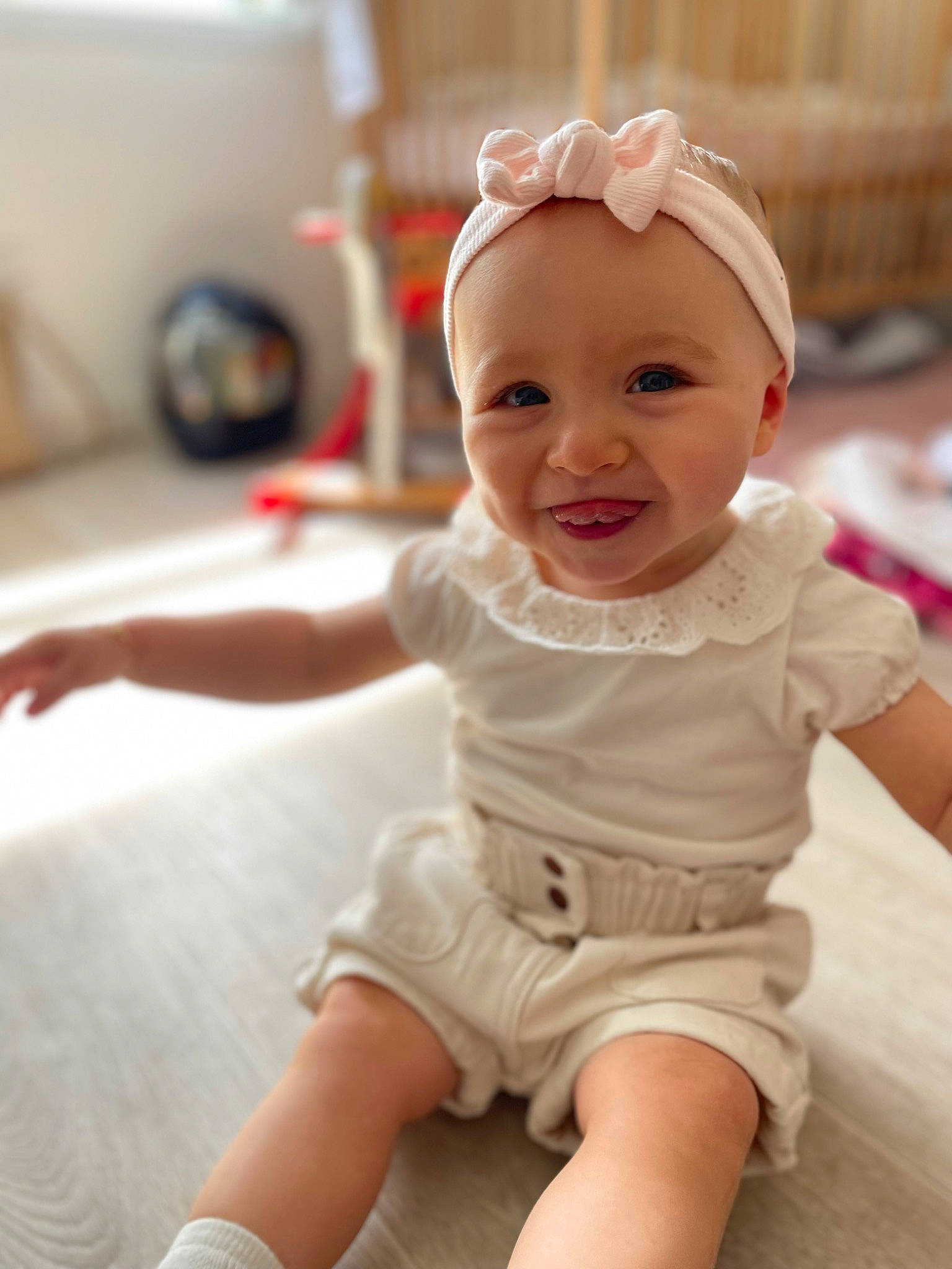 Lïnna participe au concours pour gagner de l'argent avec cette photo : baby, baby_toddler_clothing, cheek, child, eye, facial_expression, fun, happy, human_leg, iris, knee, person, shorts, sitting, skin, sleeve, smile, standing, thigh, toddler
