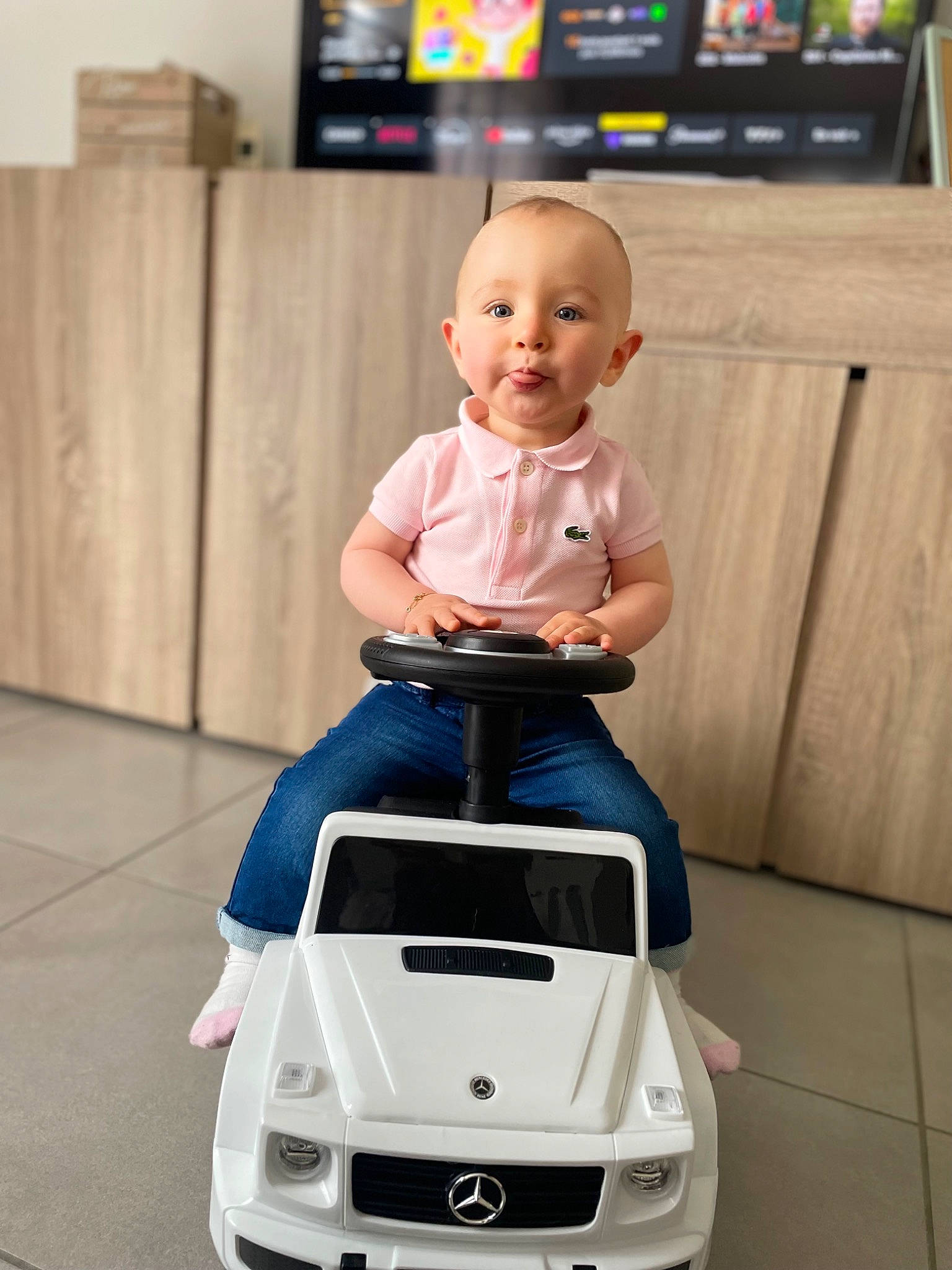 Lïnna participe au concours pour gagner de l'argent avec cette photo : automotive_design, automotive_exterior, automotive_lighting, baby, baby_toddler_clothing, bumper, car, child, flooring, grille, happy, headlamp, hood, motor_vehicle, person, personal_luxury_car, photograph, smile, toddler, vehicle