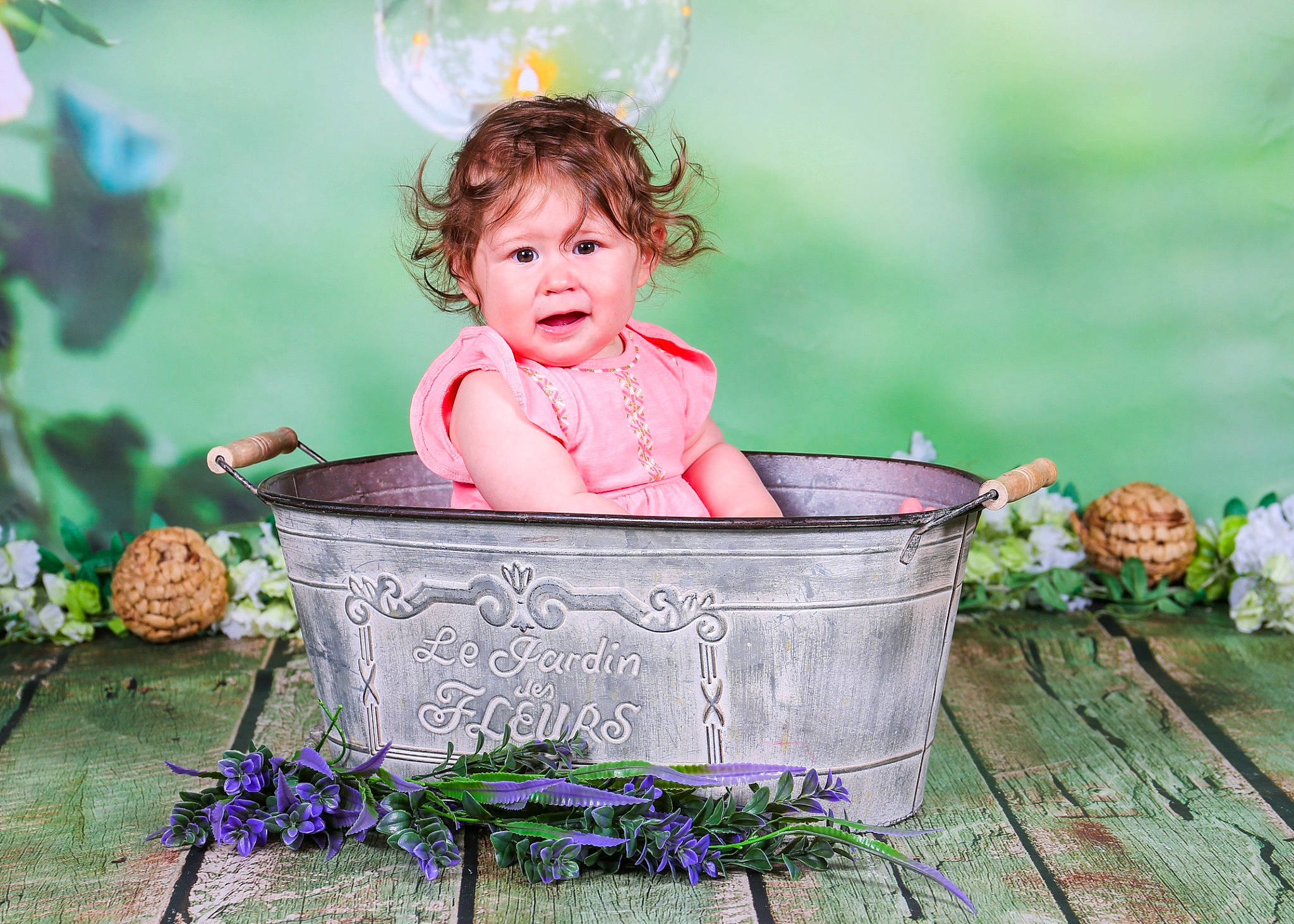 Talia a rejoint le concours — aidez-le/la à gagner de superbes lots ! baby, baby_products, basket, bathing, child, flash_photography, fun, grass, green, happy, home_accessories, leisure, people_in_nature, person, pink, portrait_photography, product, sitting, sweetness, toddler