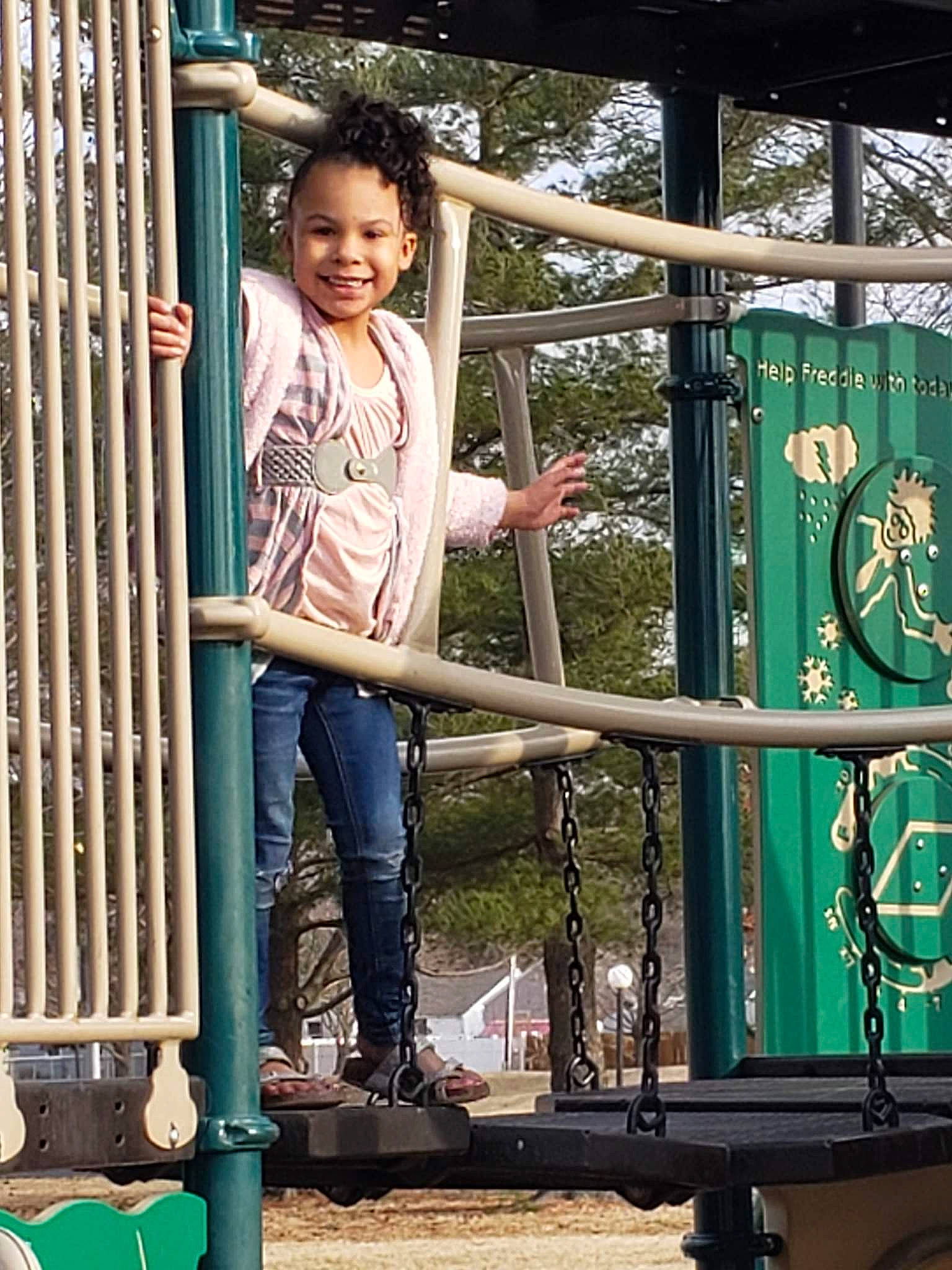 Noella is registered to the contest to win money with this photo: child, joy, leisure, person, playground, public_space, recreation, smile, zoo