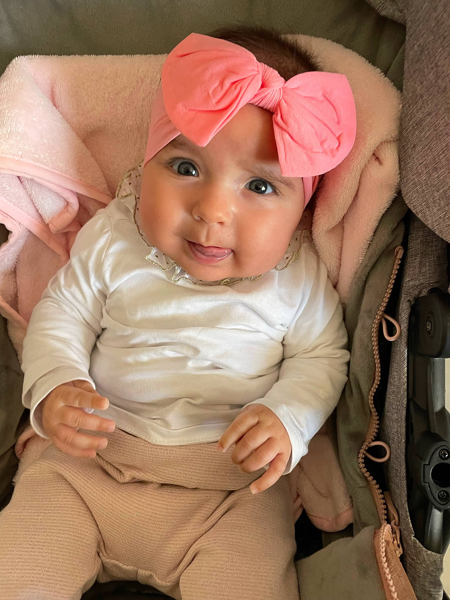 Giulia a rejoint le concours — aidez-le/la à gagner de superbes lots ! baby, baby_toddler_clothing, cheek, chin, eye, eyebrow, eyelash, finger, head, headwear, human_body, iris, lip, mouth, neck, person, pink, product, skin, sleeve