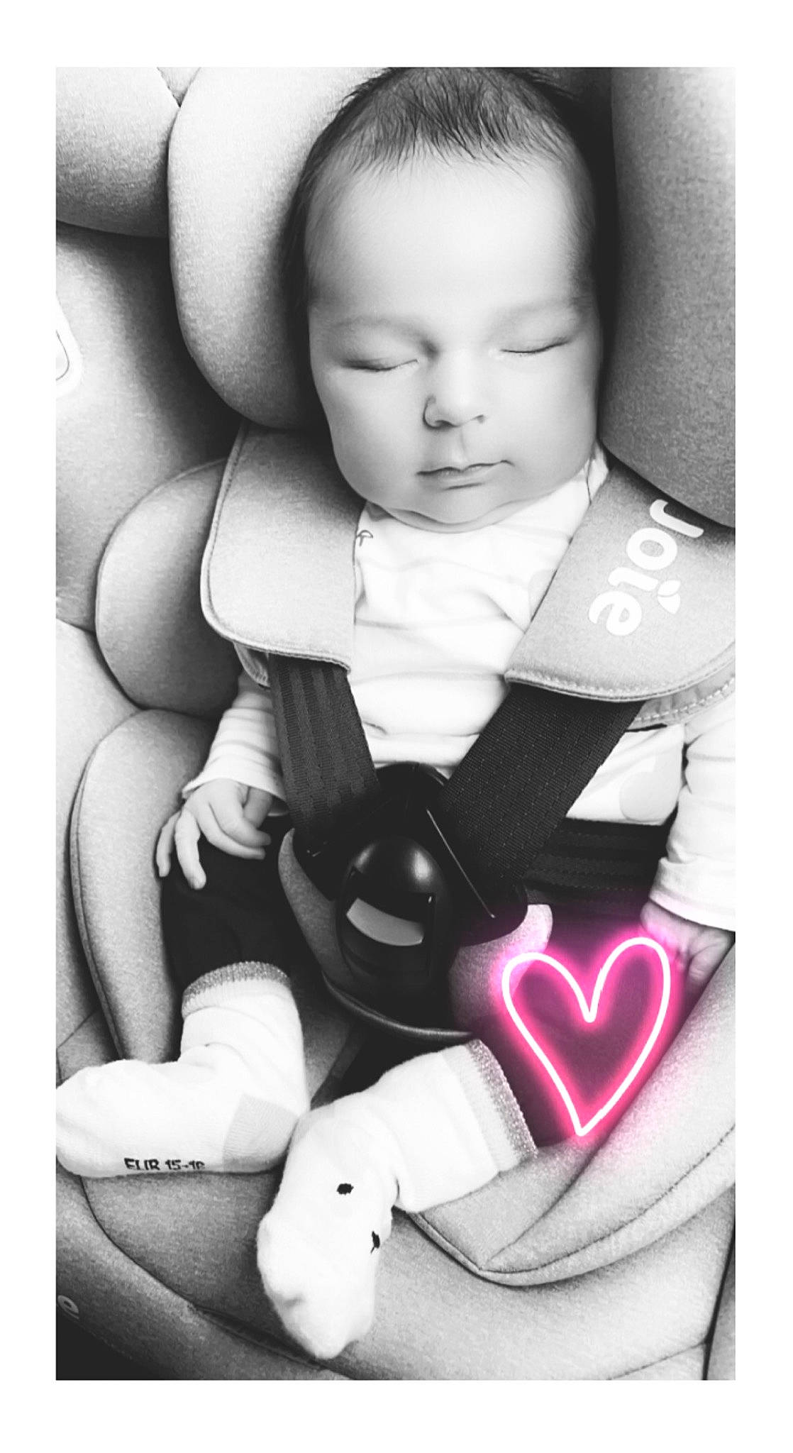 Giulia a rejoint le concours — aidez-le/la à gagner de superbes lots ! baby, baby_toddler_clothing, beauty, cheek, eyelash, finger, flash_photography, gesture, happy, human, monochrome, monochrome_photography, organ, person, photograph, sleeve, snapshot, style, toy, white