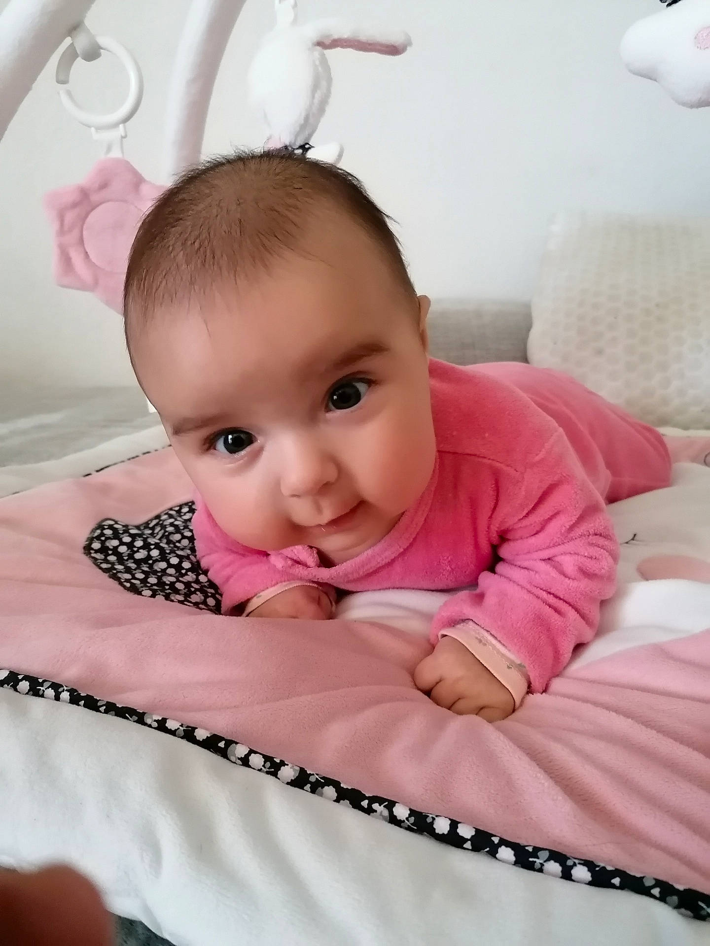 Giulia a rejoint le concours — aidez-le/la à gagner de superbes lots ! arm, baby, baby_toddler_clothing, cheek, comfort, eye, eyebrow, eyelash, face, finger, hairstyle, happy, iris, lip, neck, person, pink, product, skin, sleeve