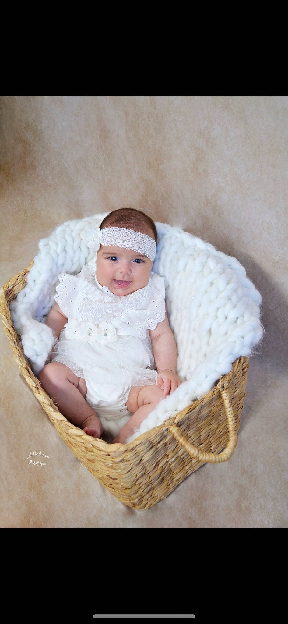 Giulia participe au concours pour gagner de l'argent avec cette photo : baby, baby_products, baby_sleeping, baby_toddler_clothing, basket, beige, cap, child, comfort, event, fashion_accessory, happy, headwear, person, portrait_photography, product, sitting, smile, storage_basket, toddler