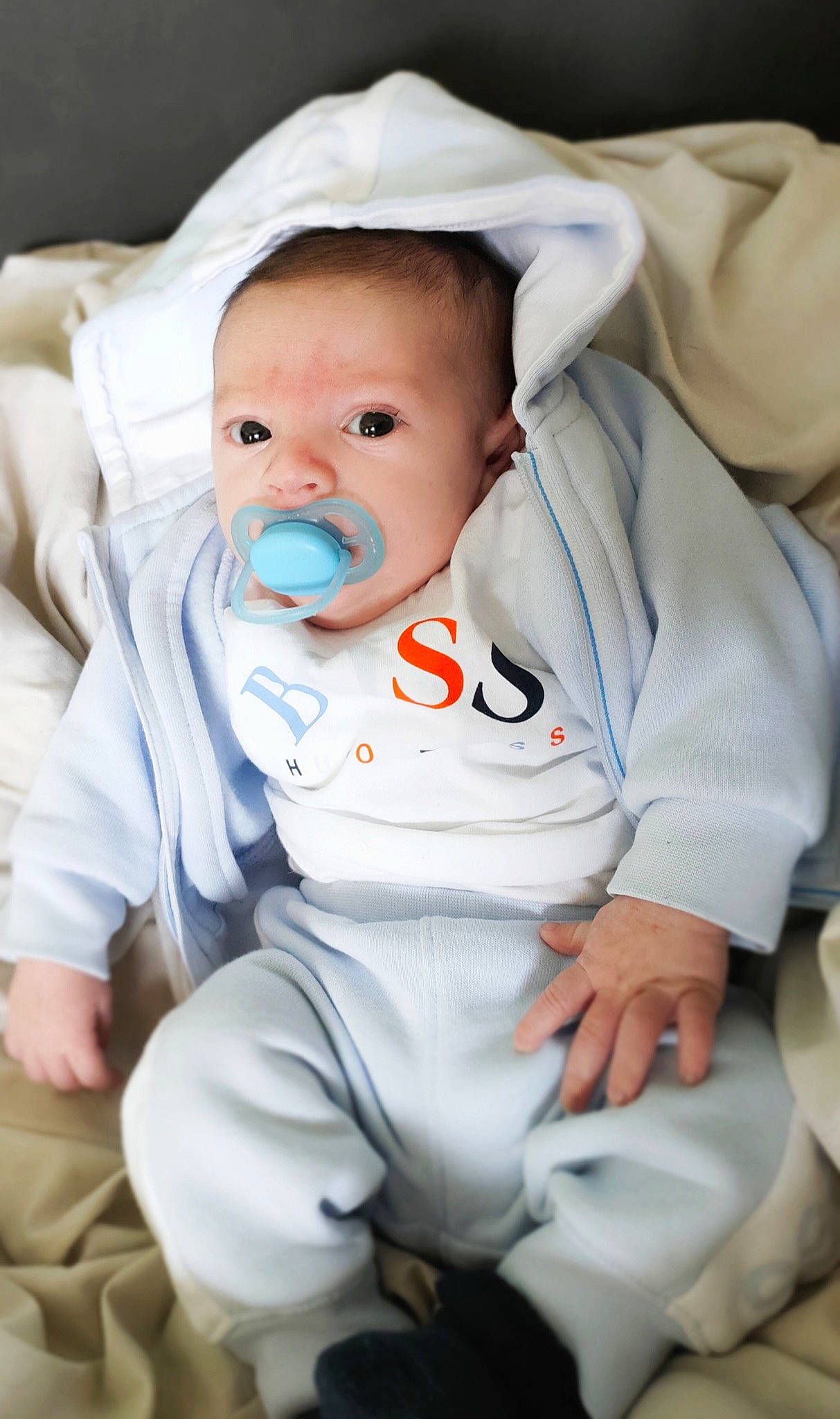 Louka a rejoint le concours — aidez-le/la à gagner de superbes lots ! baby, baby_products, baby_safety, baby_toddler_clothing, cheek, child, comfort, eye, fun, grass, happy, lip, nose, person, product, sitting, skin, sleeve, toddler