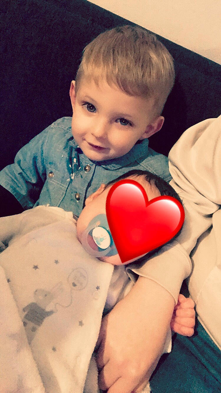 Elyo participe au concours pour gagner de l'argent avec cette photo : baby, baby_products, baby_toddler_clothing, button, cheek, child, ear, eye, heart, holiday, joy, love, organ, person, pleased, toddler, valentines_day