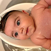 Charlotte a rejoint le concours — aidez-le/la à gagner de superbes lots ! baby, infant, bath, water, skin, face, head, eyes, eyelashes, wet, relaxation, closeup, child, newborn, cute, expression, pink_skin, support, body, young