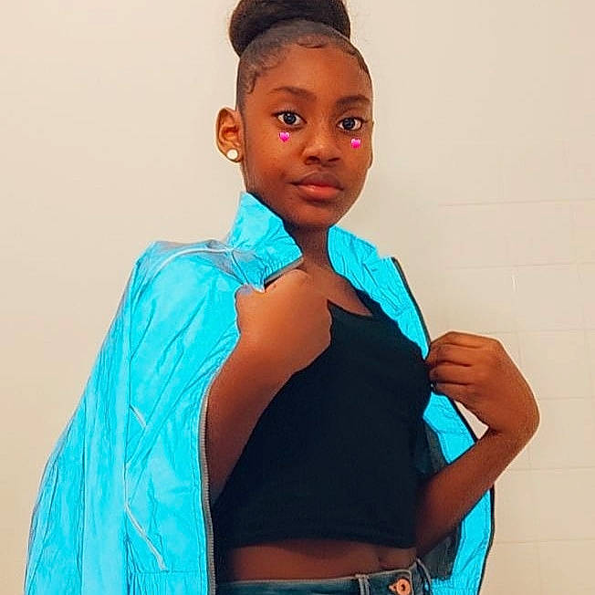 Maylie participe au concours pour gagner de l'argent avec cette photo : aqua, arm, blue, chest, collar, dress_shirt, eyelash, fashion_design, finger, gesture, human_body, joint, neck, person, shoulder, silk, sleeve, tie, trunk, waist