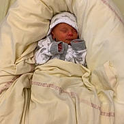 Leyden a rejoint le concours — aidez-le/la à gagner de superbes lots ! baby, babywear, bed, blanket, child, clothing, cozy, cute, headwear, human, indoor, infant, newborn, pajamas, peaceful, resting, sleeping, small, soft, wrapped