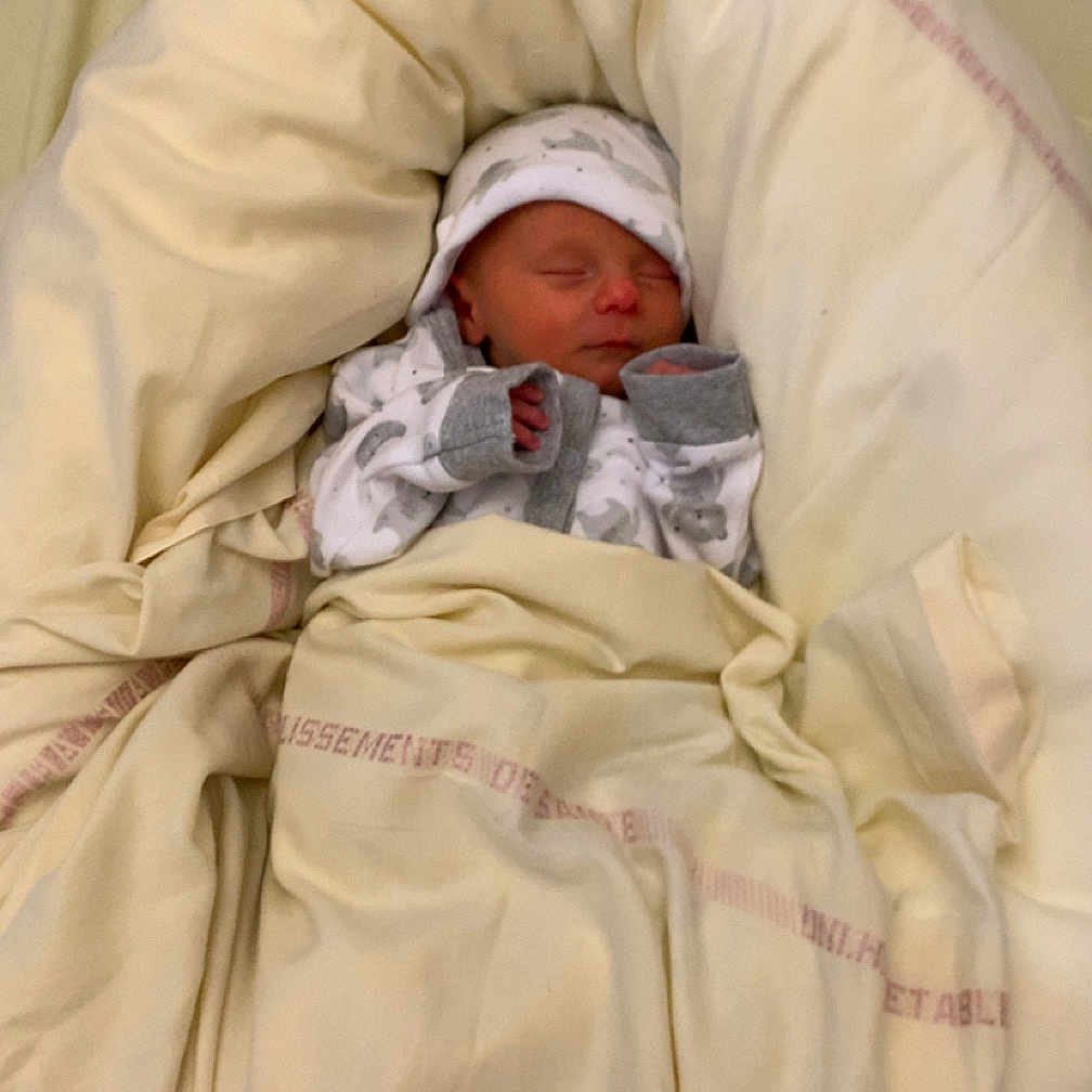 Leyden a rejoint le concours — aidez-le/la à gagner de superbes lots ! baby, babywear, bed, blanket, child, clothing, cozy, cute, headwear, human, indoor, infant, newborn, pajamas, peaceful, resting, sleeping, small, soft, wrapped