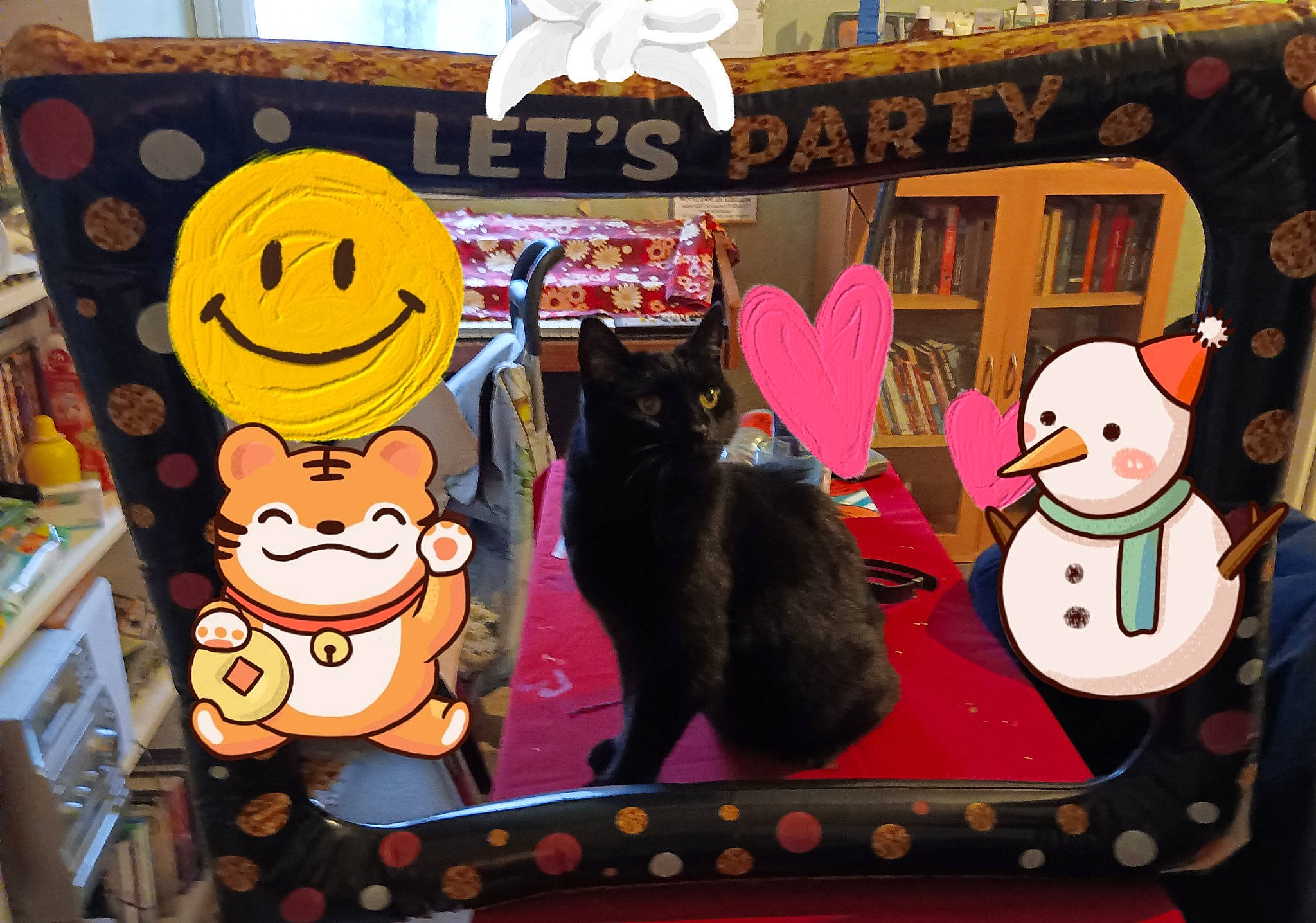 Theo participe au concours pour gagner de l'argent avec cette photo : animation, art, brown, carnivore, cat, felidae, illustration, magenta, mammal, mural, pink, room, small_to_medium_sized_cats, smile, stuffed_toy, sweetness, textile, toy, visual_arts, whiskers