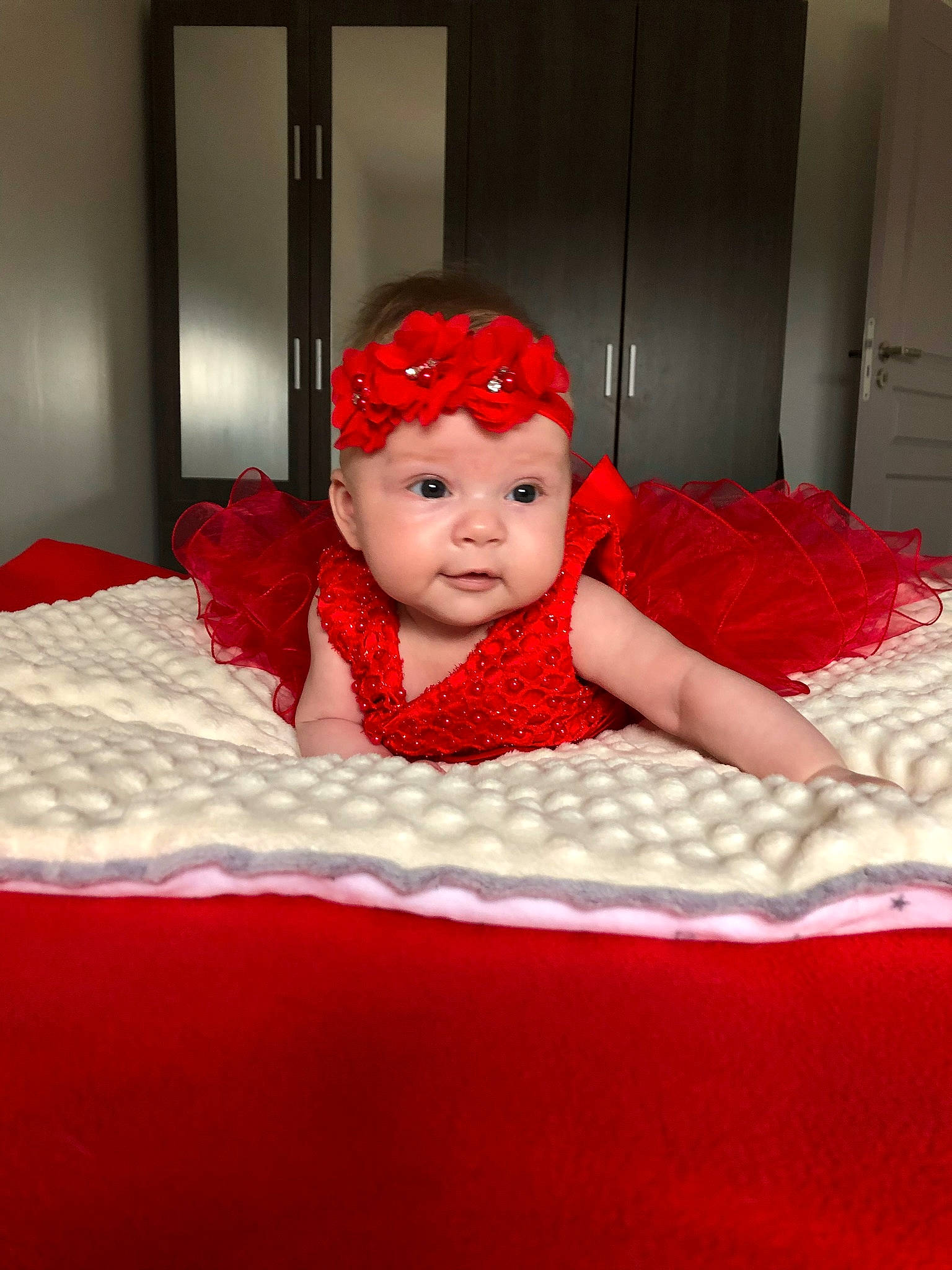 Philippine participe au concours pour gagner de l'argent avec cette photo : baby, bed, child, furniture, headgear, person, red, skin, toddler