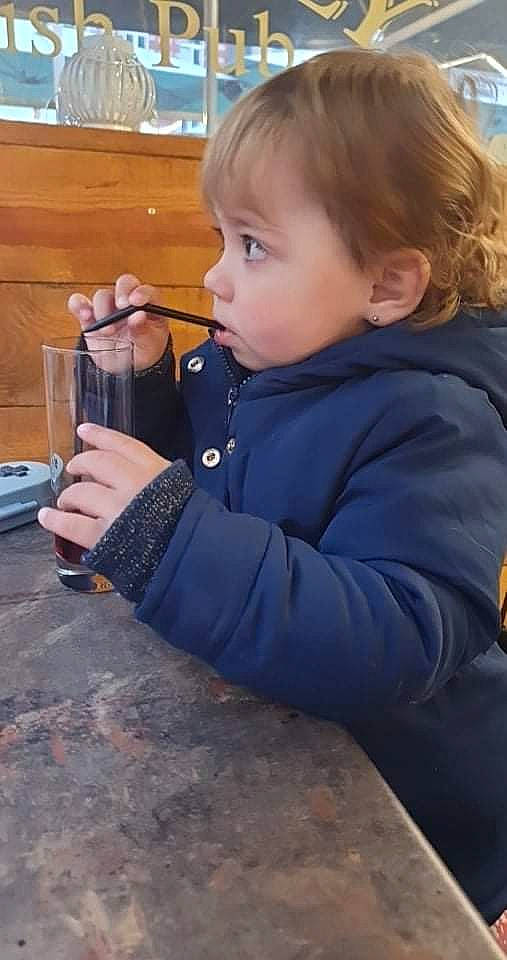 Avelyne a rejoint le concours — aidez-le/la à gagner de superbes lots ! baby, baby_toddler_clothing, cheek, child, face, flooring, fun, hair, hairstyle, jacket, nose, outerwear, person, play, sitting, tableware, thumb, toddler, tree, water