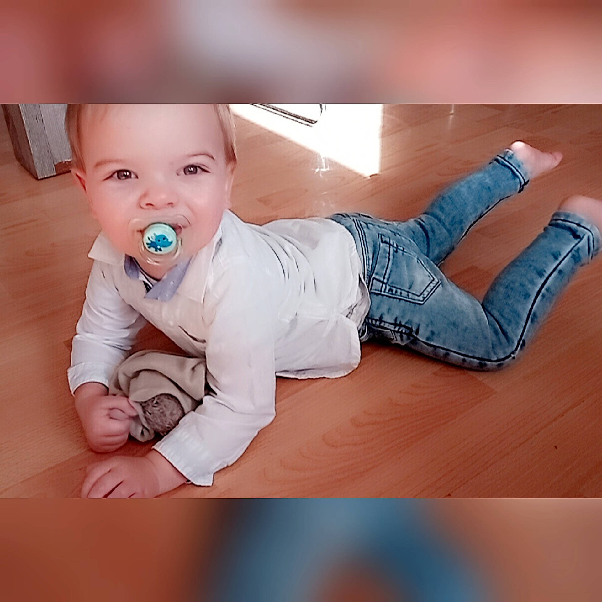 Kevin participe au concours pour gagner de l'argent avec cette photo : baby, baby_sleeping, baby_toddler_clothing, collar, comfort, denim, elbow, electric_blue, flash_photography, flooring, happy, human_leg, joint, knee, person, sitting, sleeve, sportswear, t_shirt, thigh