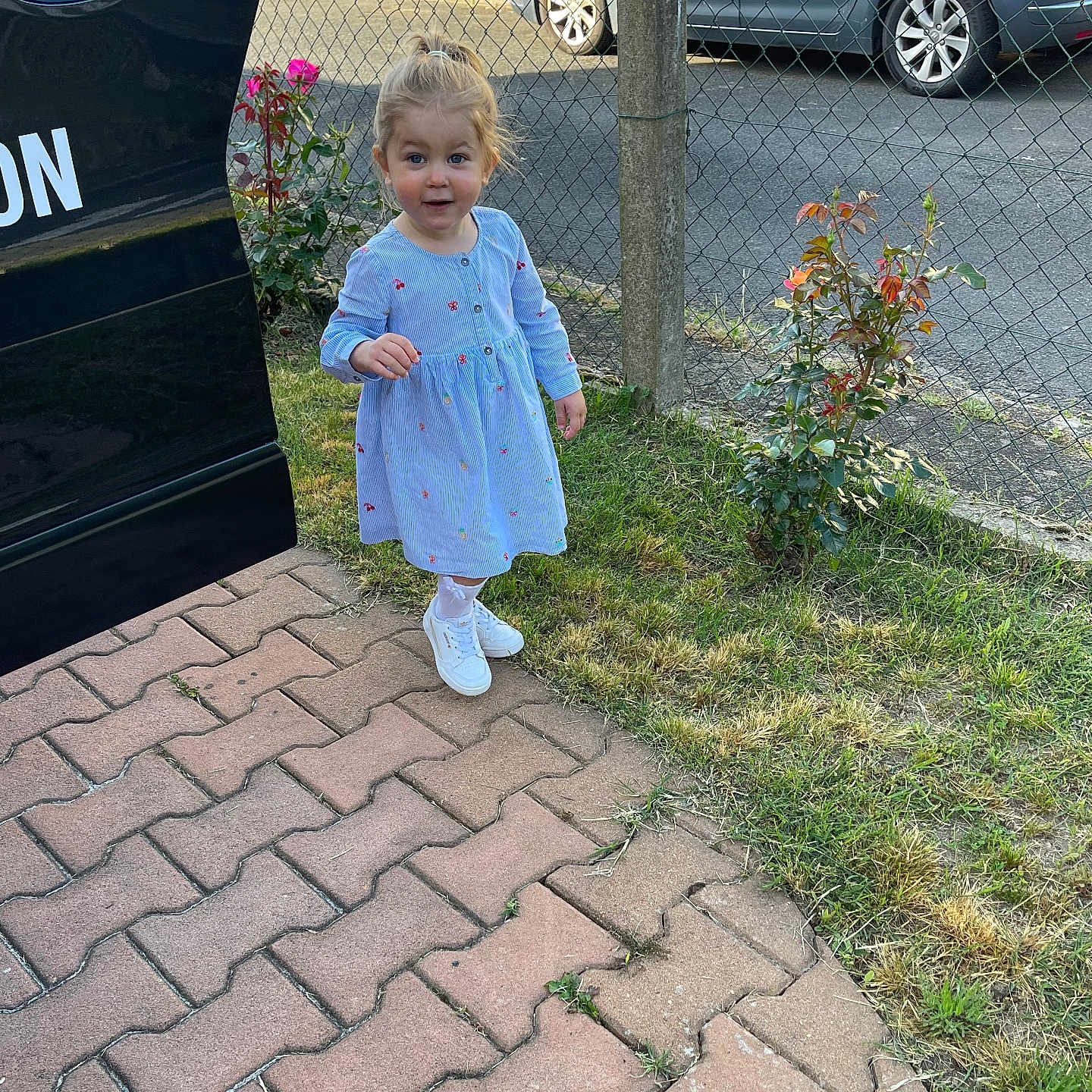 Iris a rejoint le concours — aidez-le/la à gagner de superbes lots ! alloywheel, car, carwheel, child, clothing, coat, female, flagstone, girl, machine, path, person, road, slate, spoke, tire, transportation, vehicle, walkway, wheel