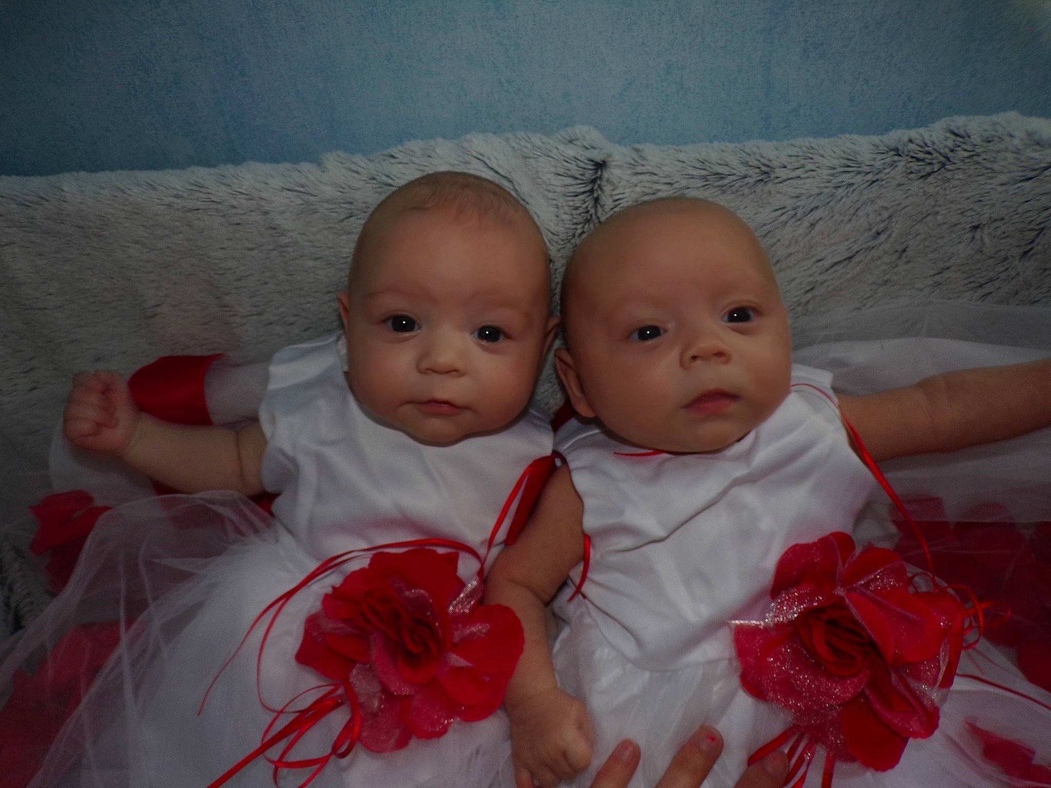 Enora participe au concours pour gagner de l'argent avec cette photo : baby, child, eye, happy, iris, person, pink, red, sibling, skin, smile, textile, toddler