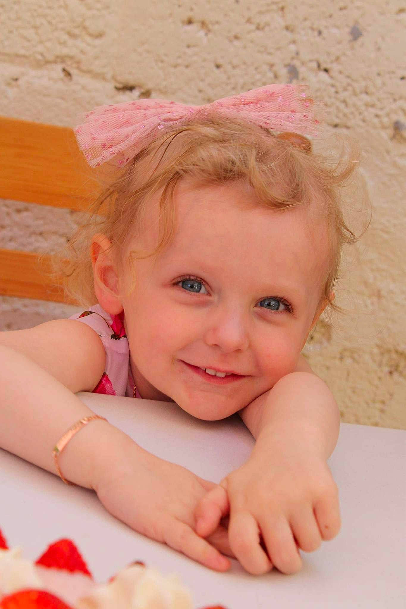 Sélène participe au concours pour gagner de l'argent avec cette photo : baby, baby_toddler_clothing, blond, cheek, child, comfort, eye, face, finger, fun, gesture, hair, hairstyle, happy, head, joy, lip, person, pink, skin