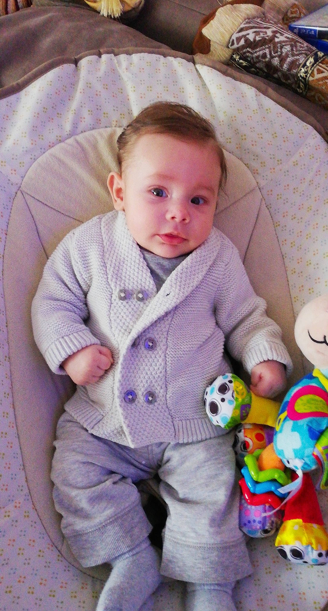 Isaïah a rejoint le concours — aidez-le/la à gagner de superbes lots ! baby, baby_playing_with_toys, baby_products, baby_toddler_clothing, cheek, comfort, eye, face, hair, head, iris, nose, outerwear, person, product, sitting, skin, sleeve, textile, toddler