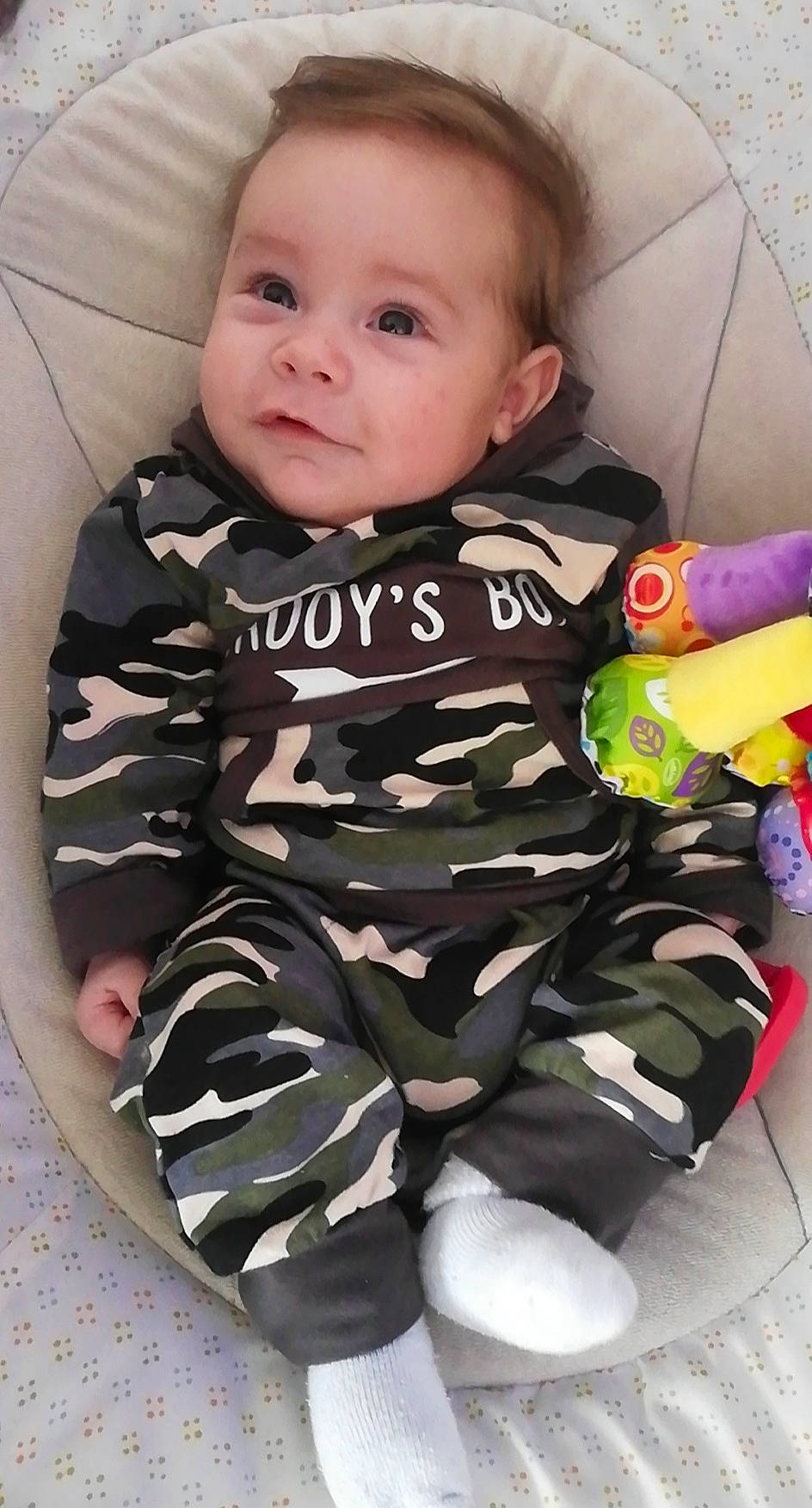 Isaïah a rejoint le concours — aidez-le/la à gagner de superbes lots ! baby, baby_products, baby_toddler_clothing, cheek, child, comfort, eye, face, happy, head, human_body, iris, pattern, person, room, sitting, skin, sleeve, smile, t_shirt