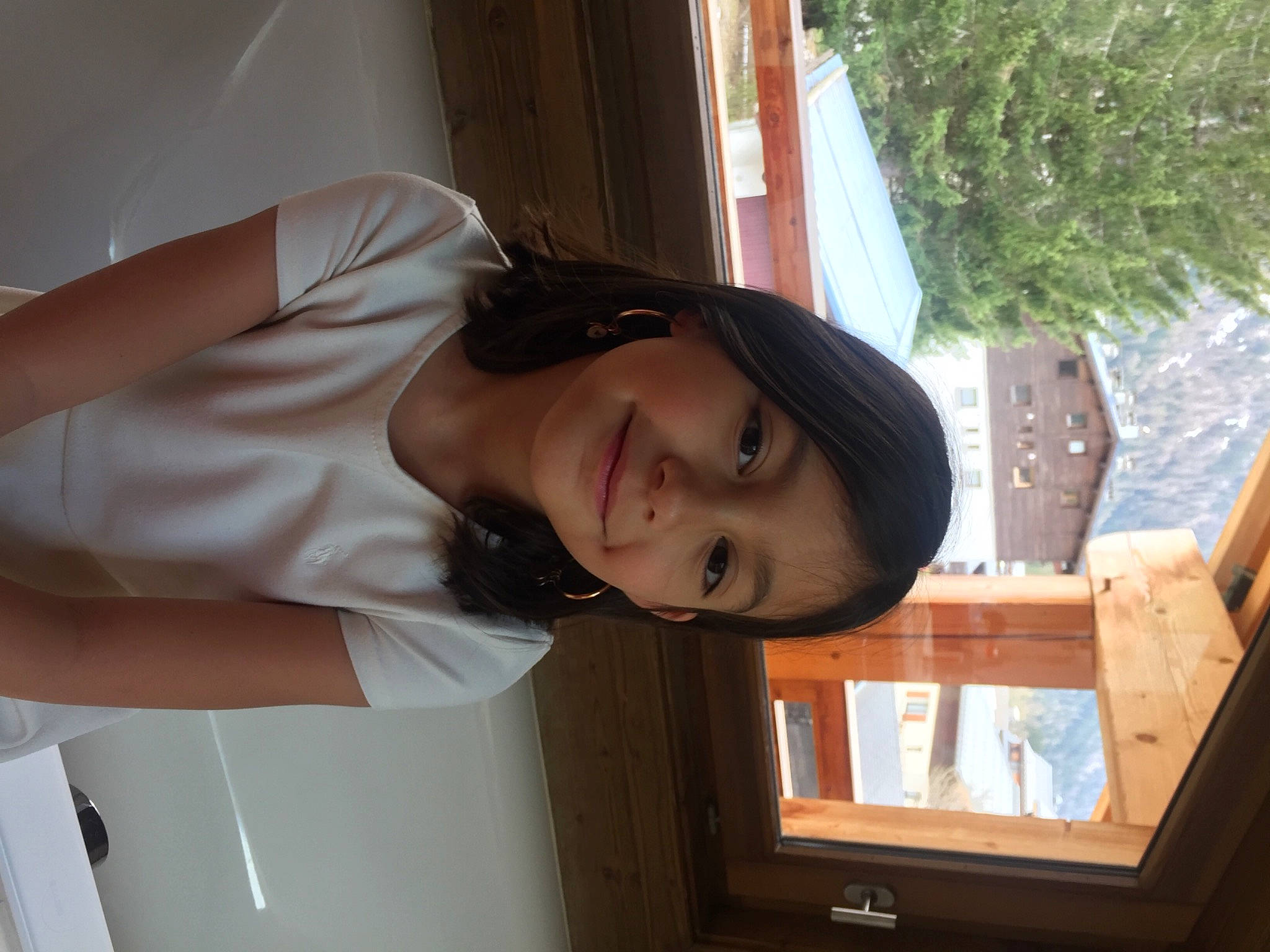 Ellys a rejoint le concours — aidez-le/la à gagner de superbes lots ! arm, clothing, daytime, dress, eyewear, finger, fun, green, hair, head, human, joy, lighting, natural_environment, people, person, product, room, smile, vertebrate