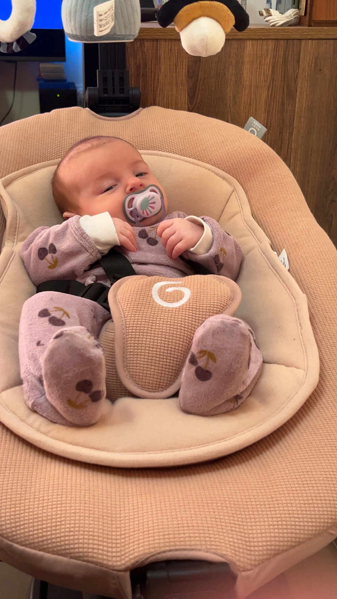 Alma a rejoint le concours — aidez-le/la à gagner de superbes lots ! baby, infant, pacifier, baby_seat, onesie, cushion, plush_toys, wooden_cabinet, indoor, sleepy, cute, child, person, soft_fabric, relaxing, home, comfort, clothing, face, small_hands