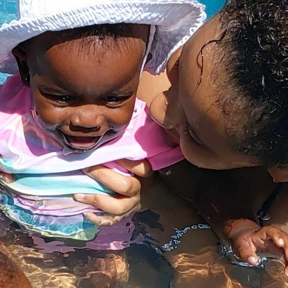 Taïlys a rejoint le concours — aidez-le/la à gagner de superbes lots ! adaptation, child, daughter, fun, vacation, water