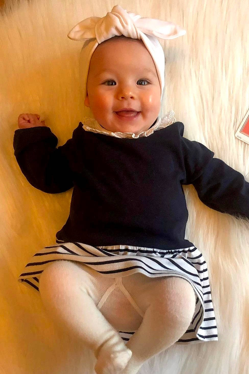 Jade participe au concours pour gagner de l'argent avec cette photo : arm, baby_toddler_clothing, eye, face, facial_expression, hair, hairstyle, hand, head, lip, neck, organ, person, shorts, shoulder, skin, sleeve, smile, standing, textile