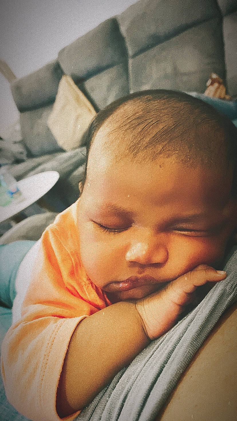 Liùna participe au concours pour gagner de l'argent avec cette photo : baby, cheek, comfort, ear, eyebrow, eyelash, forehead, gesture, happy, human_body, iris, jaw, lip, mouth, neck, nose, person, skin, smile, thumb