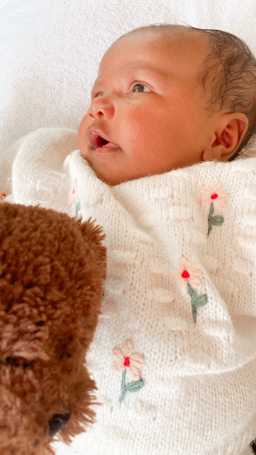 Liùna participe au concours pour gagner de l'argent avec cette photo : baby, baby_sleeping, baby_toddler_clothing, cheek, child, chin, comfort, face, head, linens, lip, nose, organ, person, red, skin, sleeve, stuffed_toy, textile, toddler