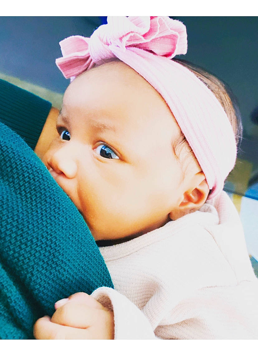 Liùna participe au concours pour gagner de l'argent avec cette photo : baby, baby_sleeping, baby_toddler_clothing, beanie, cap, cheek, child, comfort, electric_blue, eyebrow, eyelash, facial_expression, fashion_accessory, gesture, happy, headband, linens, person, skin, sleeve