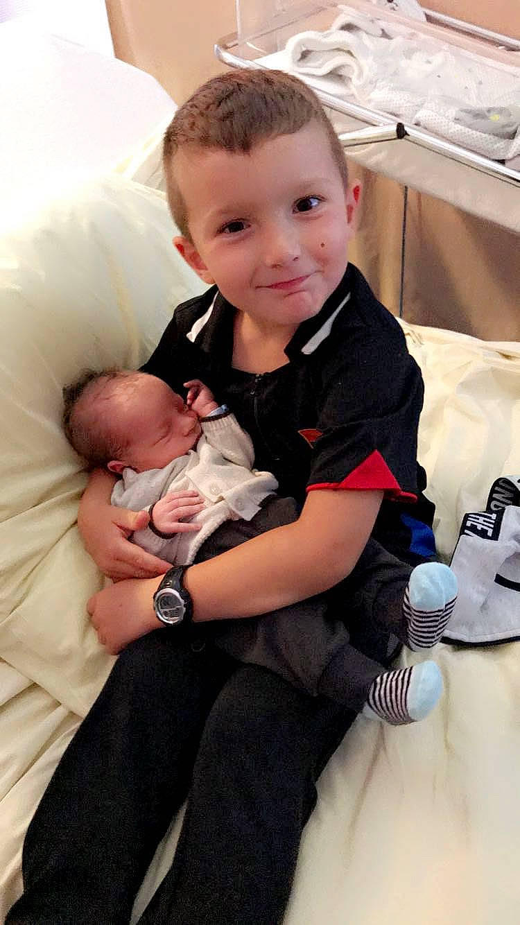 Ethan a rejoint le concours — aidez-le/la à gagner de superbes lots ! abdomen, arm, baby, baby_toddler_clothing, child, comfort, eye, finger, flash_photography, hair, hairstyle, hand, happy, human_body, joy, lap, leg, muscle, person, skin