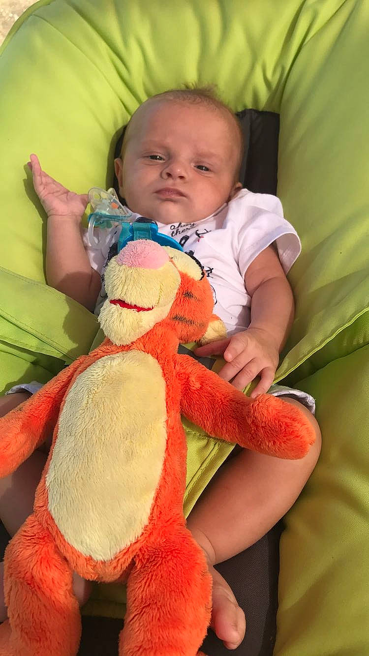 Mathis a rejoint le concours — aidez-le/la à gagner de superbes lots ! arm, baby, baby_sleeping, baby_toddler_clothing, cheek, comfort, eye, finger, hand, happy, head, human_body, nose, orange, person, pink, product, red, skin, toddler