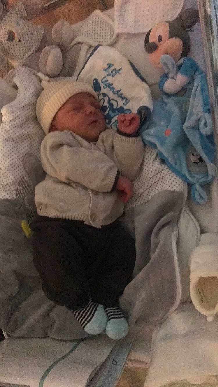 Mathis participe au concours pour gagner de l'argent avec cette photo : art, baby, baby_products, baby_sleeping, baby_toddler_clothing, bedtime, carmine, cheek, child, comfort, headgear, headwear, linens, mouth, nap, pattern, person, room, sitting, skin