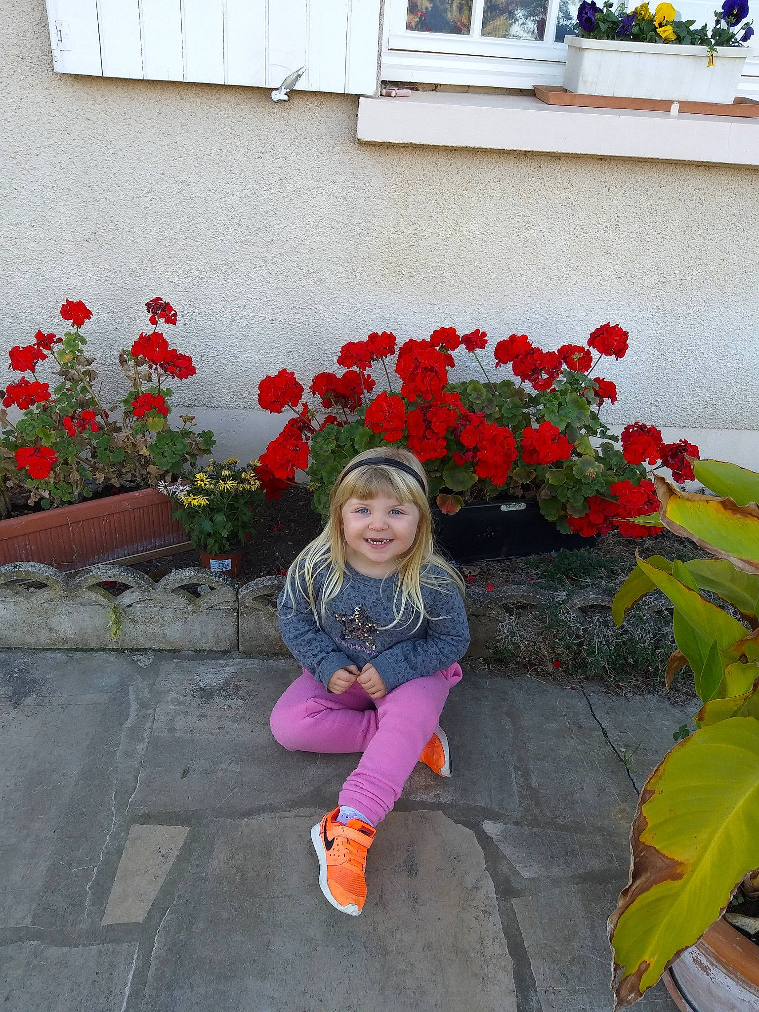 Melina a rejoint le concours — aidez-le/la à gagner de superbes lots ! child, day, flora, floral_design, floristry, flower, flower_arranging, flowering_plant, fun, garden, girl, house, joy, leaf, person, pink, plant, red, smile, spring