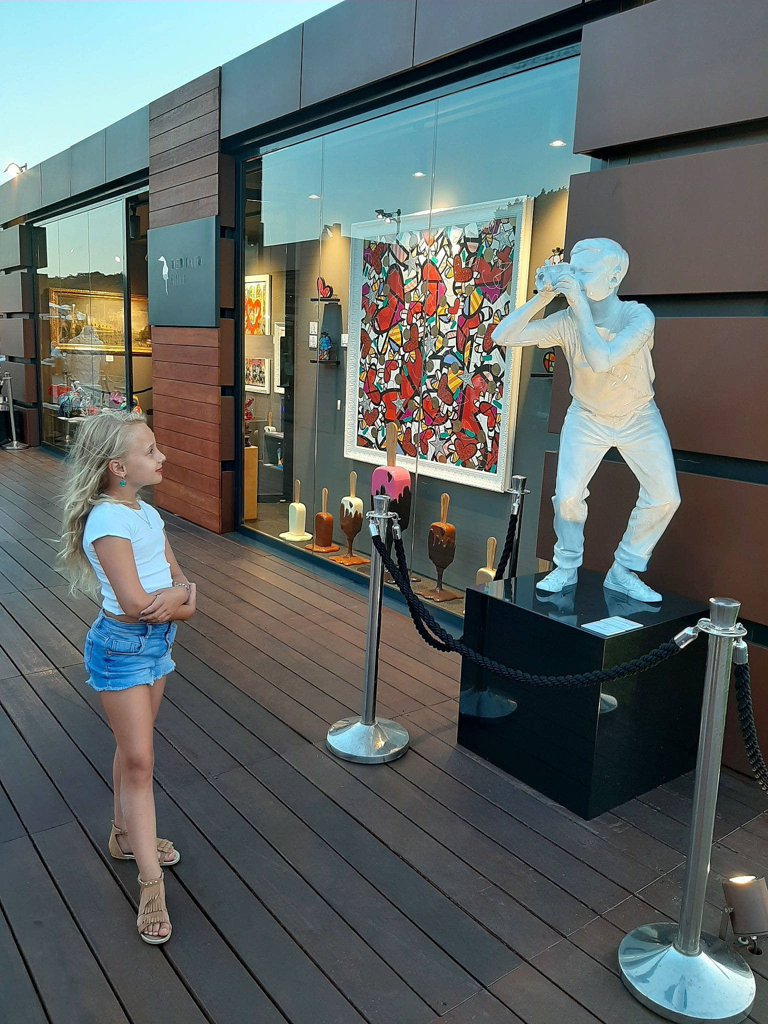 Candice a rejoint le concours — aidez-le/la à gagner de superbes lots ! architecture, art, building, display_case, display_window, leisure, mannequin, person, retail, vacation, window