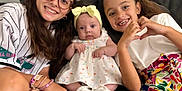 Maria Valentina participe au concours pour gagner de l'argent avec cette photo : baby, bracelets, casual_clothing, child, colorful_shorts, couch, cute, dress, family, glasses, hand_gesture, happy, headband, indoors, long_hair, love, portrait, seated, siblings, smile