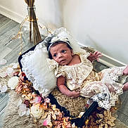 Maria Valentina participe au concours pour gagner de l'argent avec cette photo : baby, basket, blanket, cozy, cushion, cute, decor, fairy_lights, flower_petals, headband, indoor, infant, lace_clothing, newborn, pampas_grass, portrait, resting, soft_lighting, vase, wooden_floor