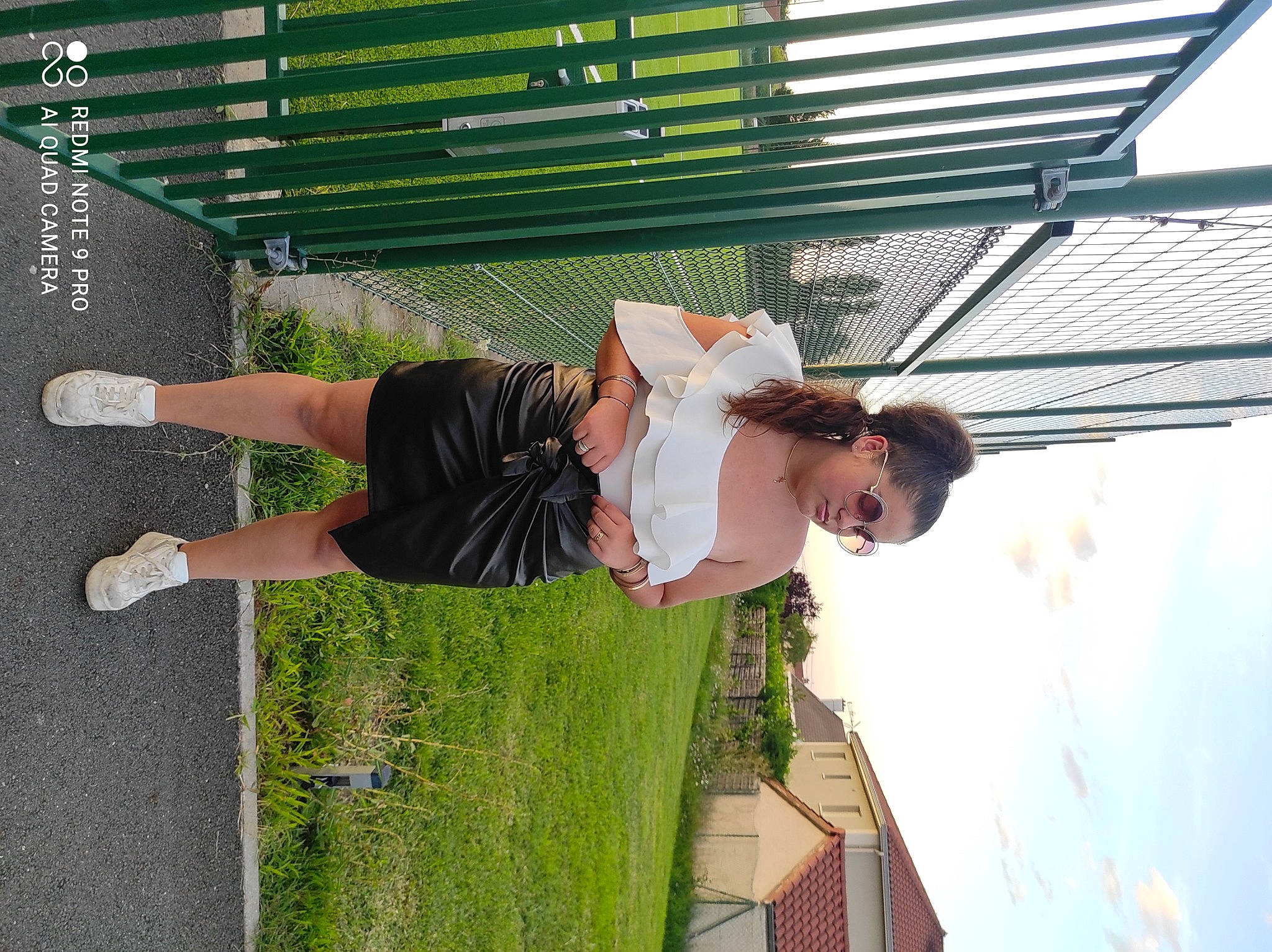 Brook a rejoint le concours — aidez-le/la à gagner de superbes lots ! child, eyewear, fun, grass, green, happy, human_leg, leisure, line, outdoor_furniture, people_in_nature, person, plant, recreation, shade, sky, sunglasses, thigh, tree