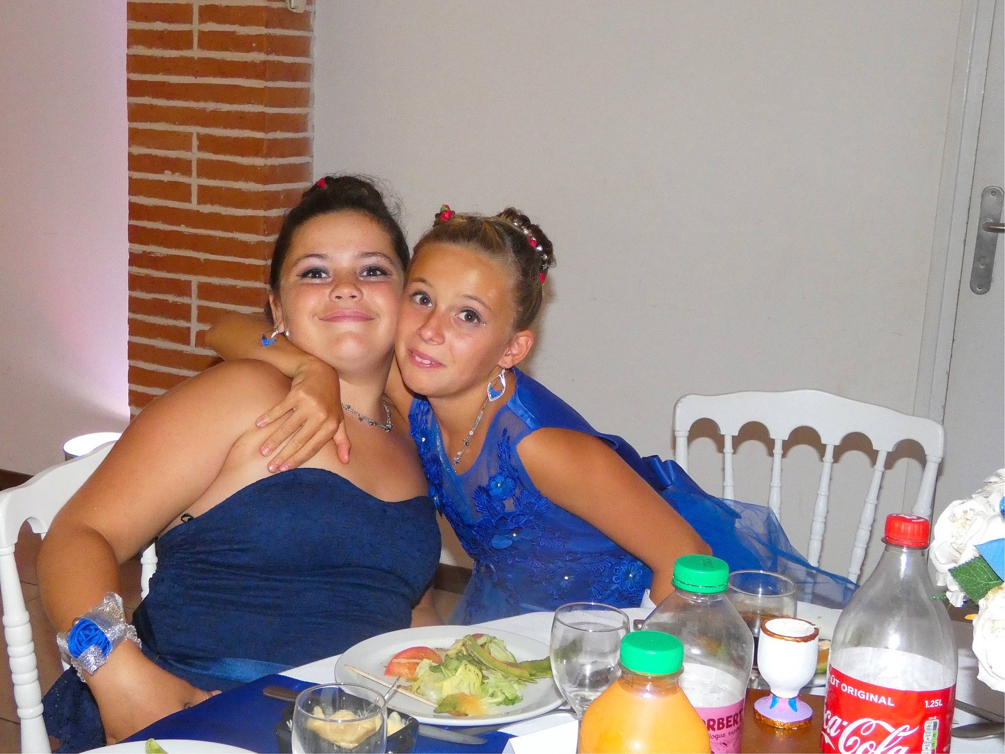 Elena a rejoint le concours — aidez-le/la à gagner de superbes lots ! event, fun, joy, meal, party, person, plastic_bottle, vacation, water