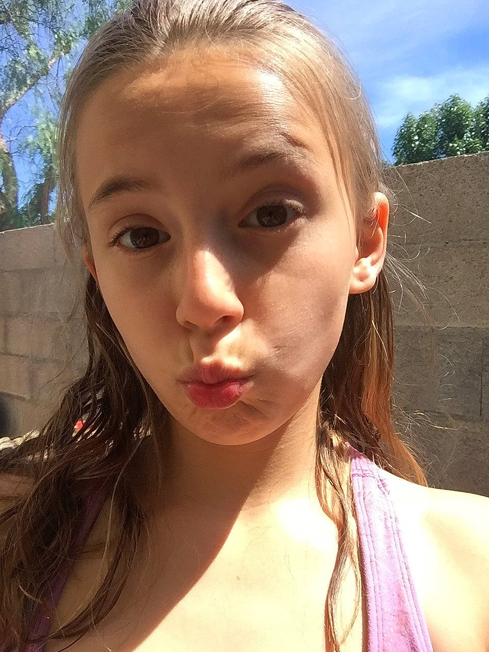 Elena participe au concours pour gagner de l'argent avec cette photo : beauty, blond, brown_hair, cheek, chin, ear, eyebrow, eyelash, face, forehead, hair, hairstyle, head, jaw, lip, neck, nose, person, selfie, skin