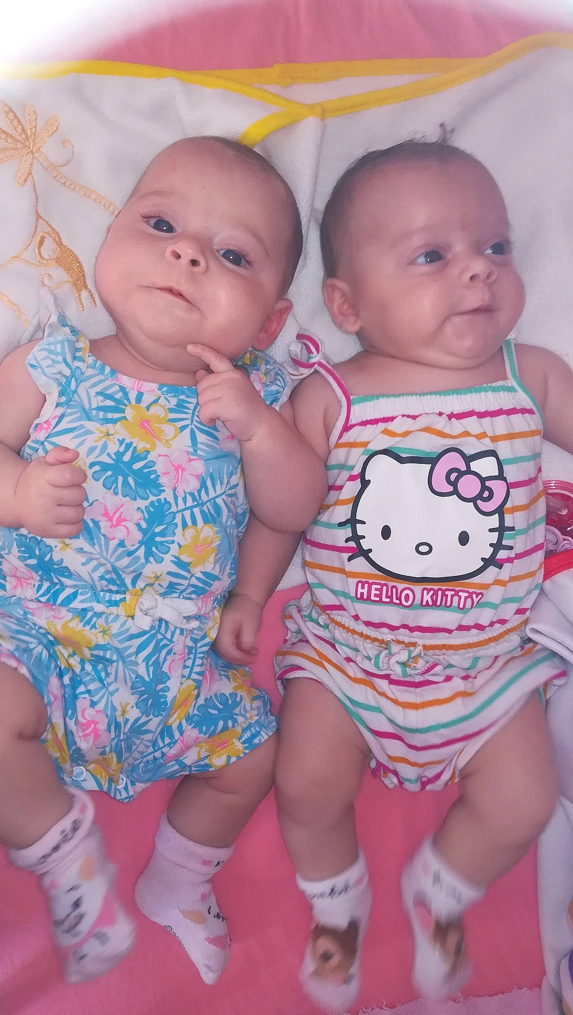 Mya Et Mylène a rejoint le concours — aidez-le/la à gagner de superbes lots ! baby, baby_products, baby_toddler_clothing, cheek, child, diaper, iris, person, pink, product, sibling, skin, toddler