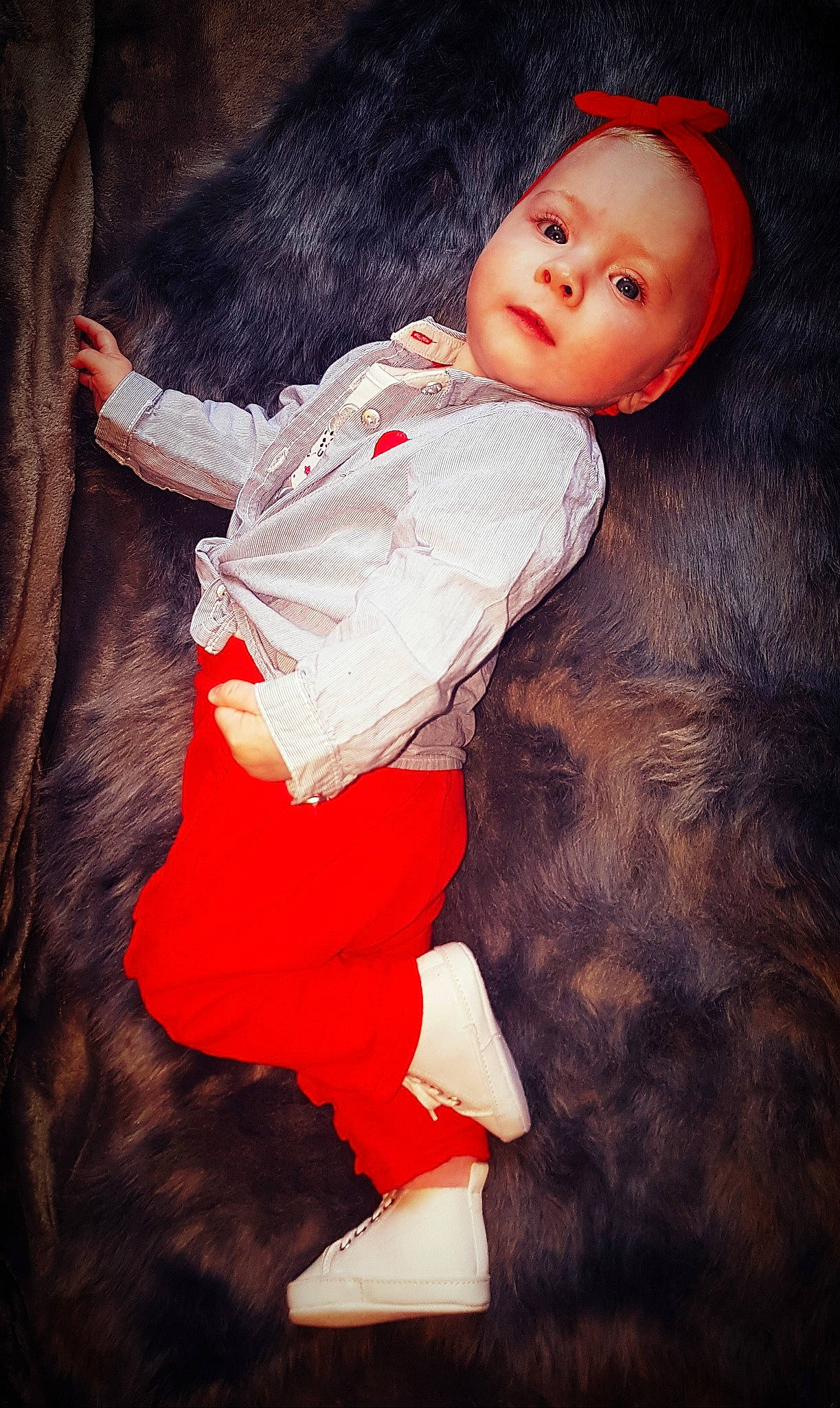 Maëlya a rejoint le concours — aidez-le/la à gagner de superbes lots ! art, black_hair, child, painting, person, portrait, red