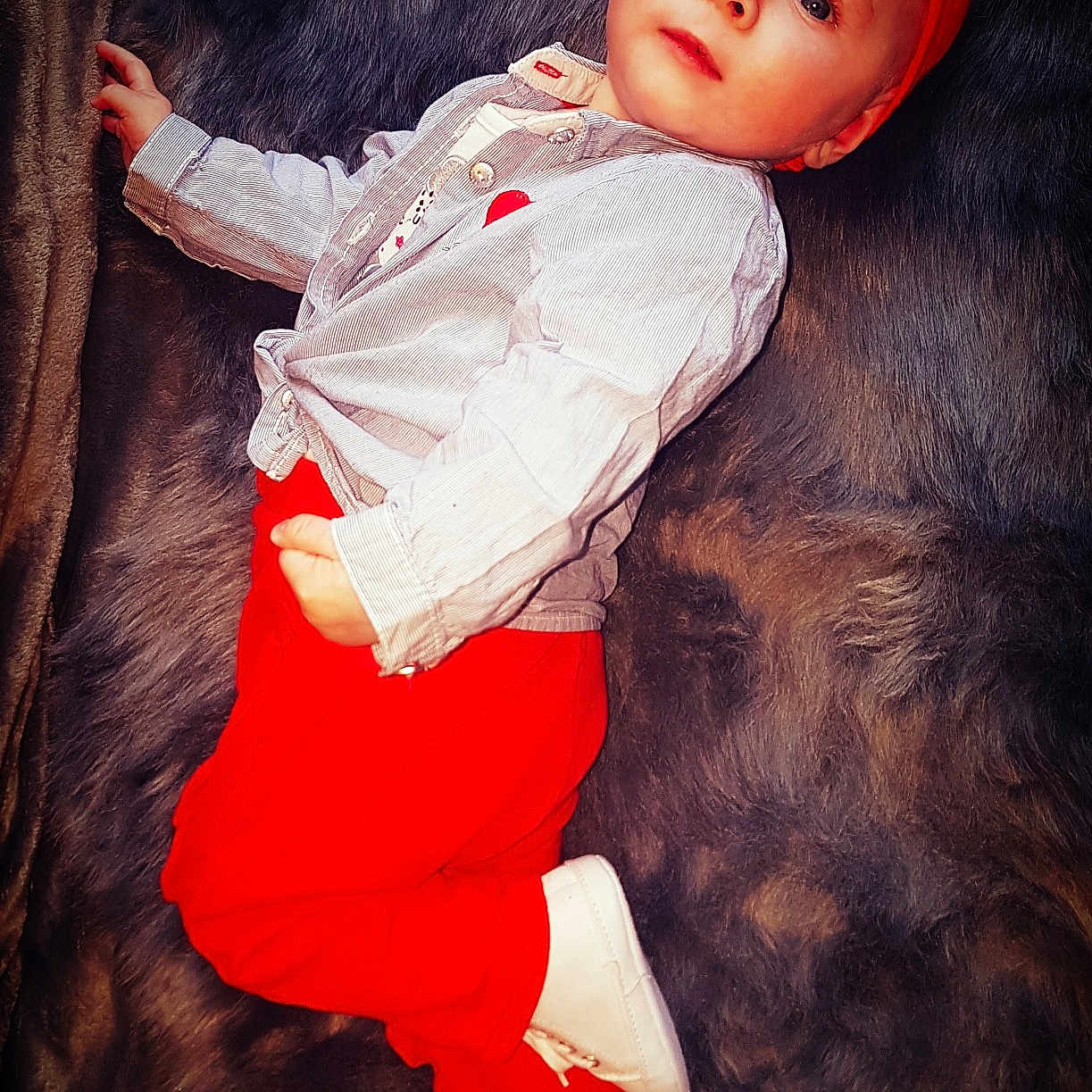 Maëlya a rejoint le concours — aidez-le/la à gagner de superbes lots ! art, black_hair, child, painting, person, portrait, red