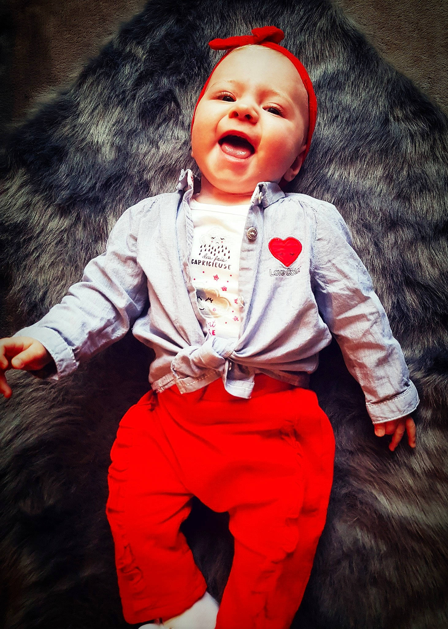 Maëlya participe au concours pour gagner de l'argent avec cette photo : baby, black_hair, child, fun, human, person, portrait, red, smile, toddler