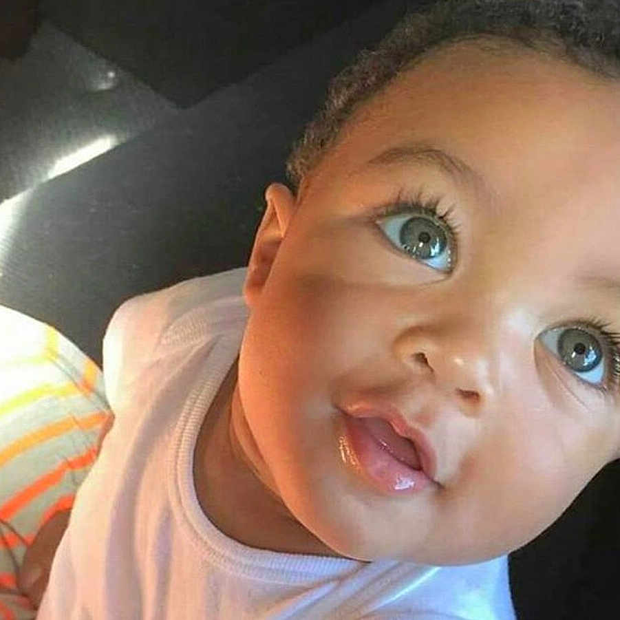 Idryss participe au concours pour gagner de l'argent avec cette photo : baby, babylaughing, biting, bodypart, dimples, face, happy, head, person, photography, portrait, selfie, shoulder, smile
