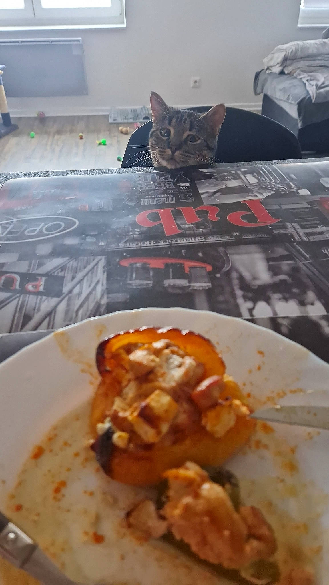 Kitty participe au concours pour gagner de l'argent avec cette photo : a_la_carte_food, breakfast, canadian_cuisine, cat, comfort_food, cuisine, dish, felidae, food, ingredient, junk_food, meat, plate, produce, recipe, remoulade, small_to_medium_sized_cats, staple_food, table, tableware